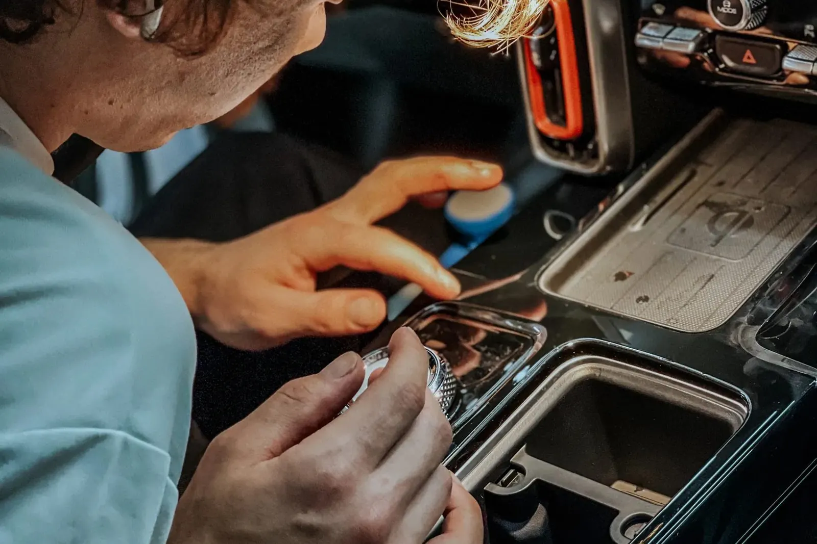 Царапины на глянцевом пластике салона: полировать или клеить плёнку