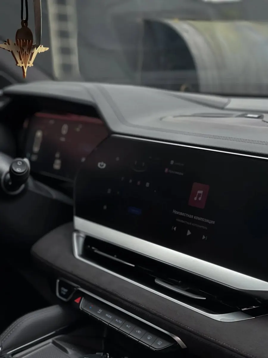 Geely Monjaro: матовая плёнка на мониторах и приборной панели