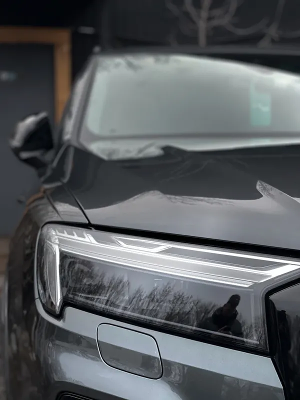 Audi Q7. Фара и передний бампер