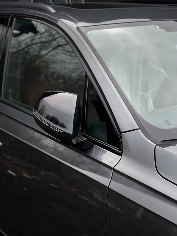 Audi Q7. Зеркало и стойка