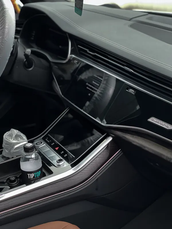 Экраны и консоль в салоне Audi Q7