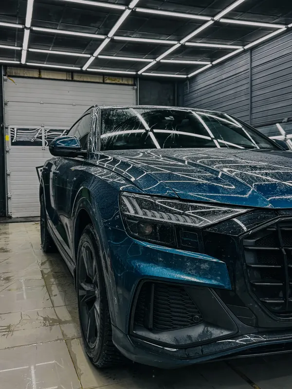Audi Q8 S-line спереди