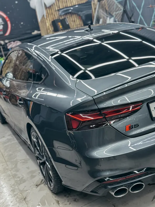 Audi S5. Задняя часть S5 под керамикой