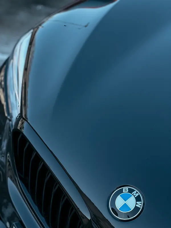 BMW G30. Капот под плёнкой