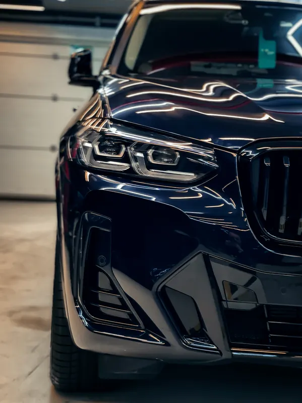 BMW X3. Капот и фары в студии после оклейки