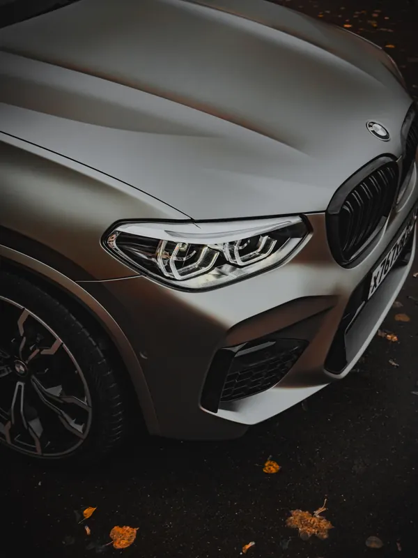 BMW X3 M. Передняя часть X3 M в матовой плёнке
