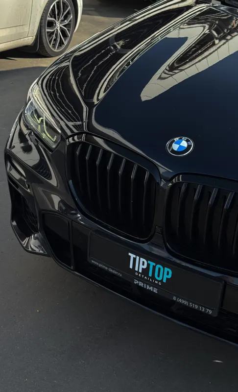 BMW X5. Капот и решётка после работ