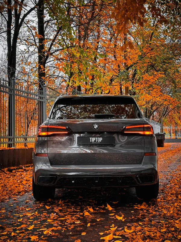 BMW X5. Фонари снимали на время оклейки