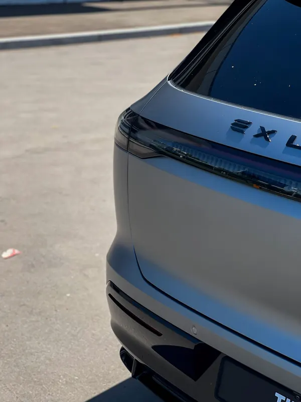 Exeed Exlantix. Задняя стойка и шильдик