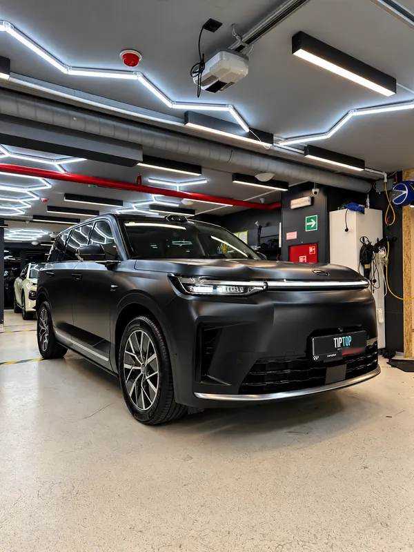 Чёрный GAC S9 после оклейки кузова сатиновой бронеплёнкой