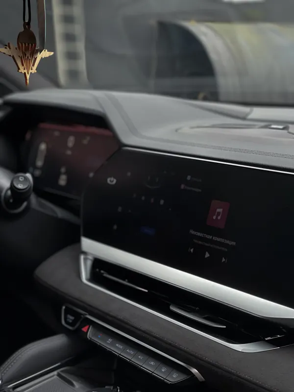 Geely Monjaro. Монитор в матовой плёнке