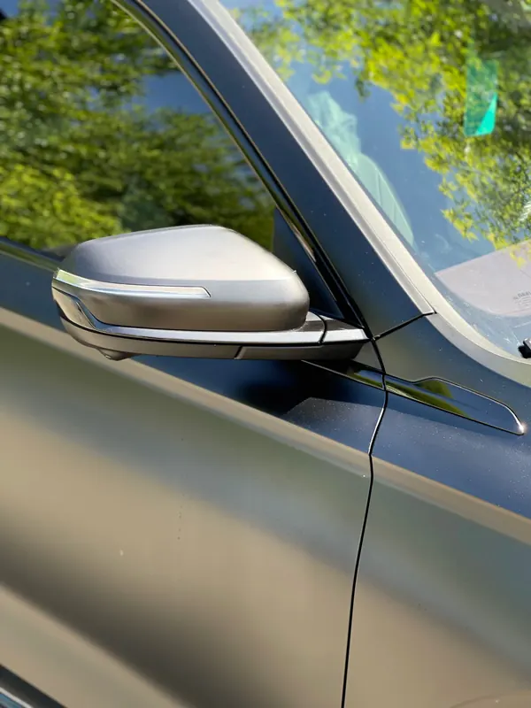 Geely Monjaro. Зеркало и стойка двери