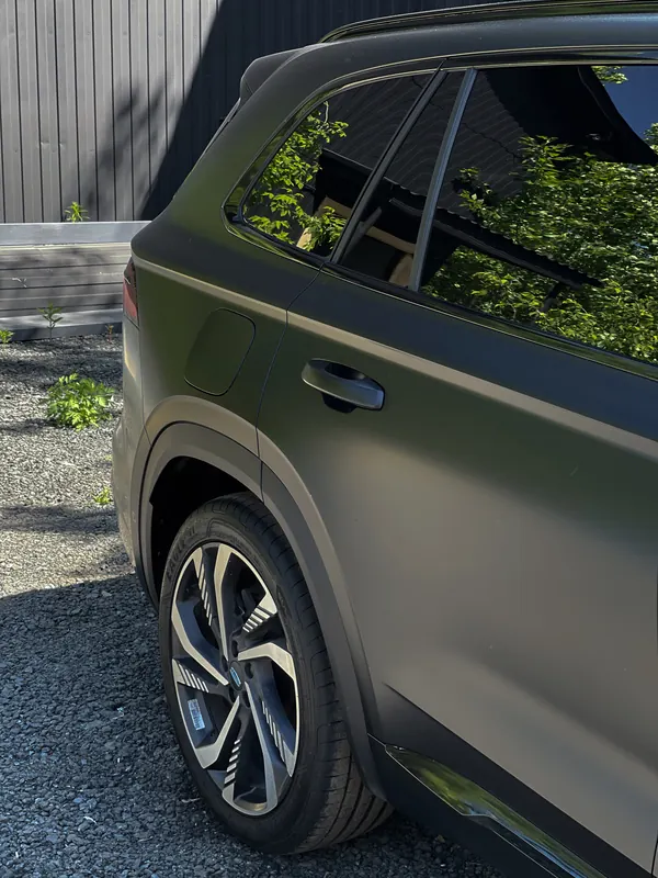Geely Monjaro. Двери и крыло в матовой плёнке