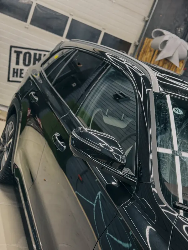 Geely Monjaro. Двери и крыло на чёрном глянце