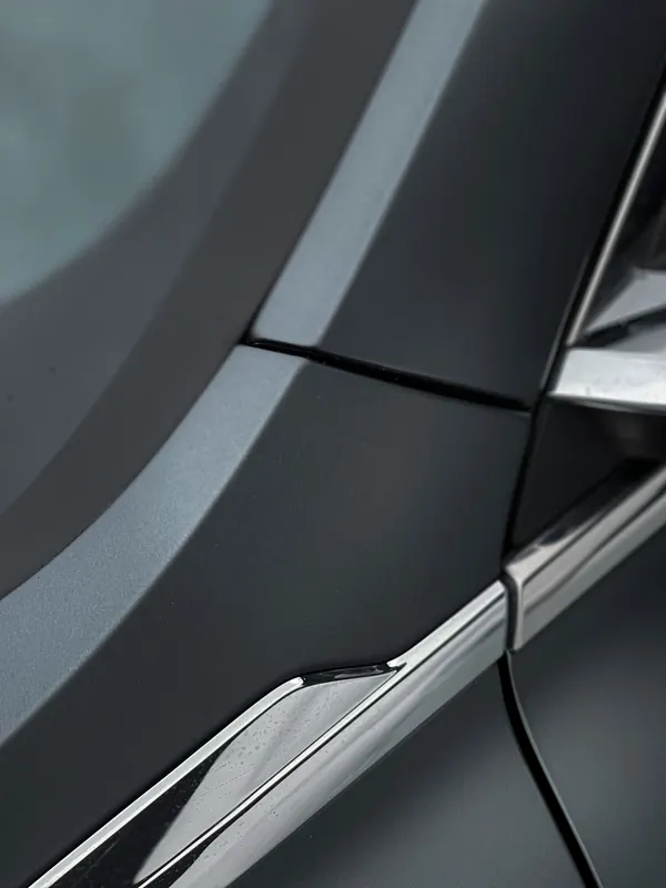 Geely Monjaro. Стык капота и крыла