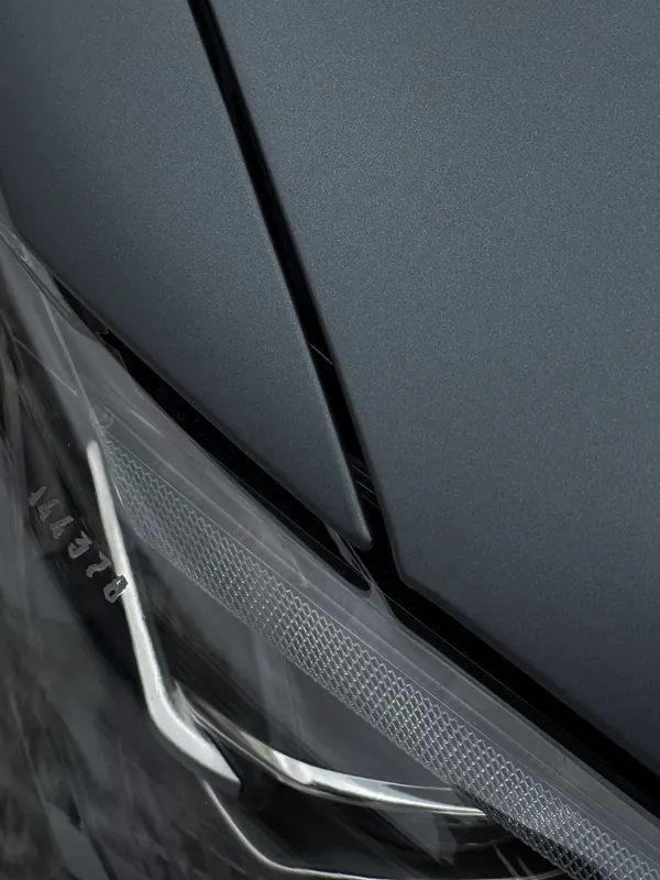 Geely Monjaro. Крыло в матовой плёнке у края фары