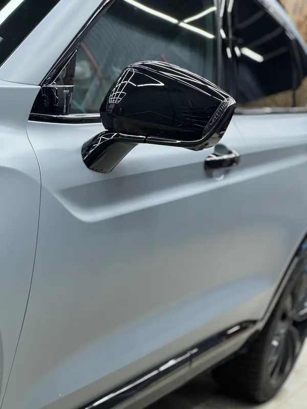 Geely Tugella. Чёрное зеркало на матовом кузове