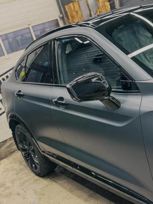 Geely Tugella. Молдинги окон и зеркало после антихрома