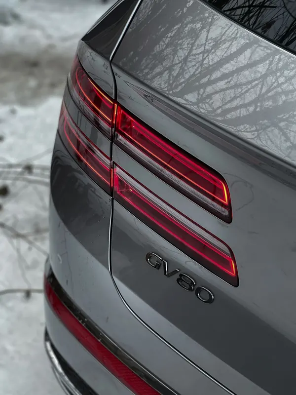 Genesis GV80. Задний фонарь и шильдик GV80