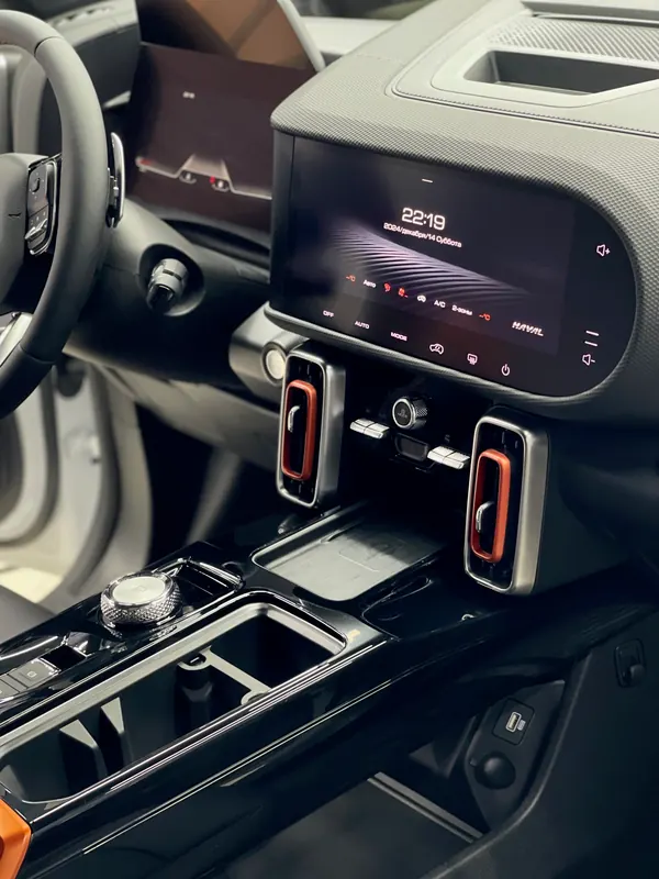 Haval Dargo. Консоль и монитор после оклейки