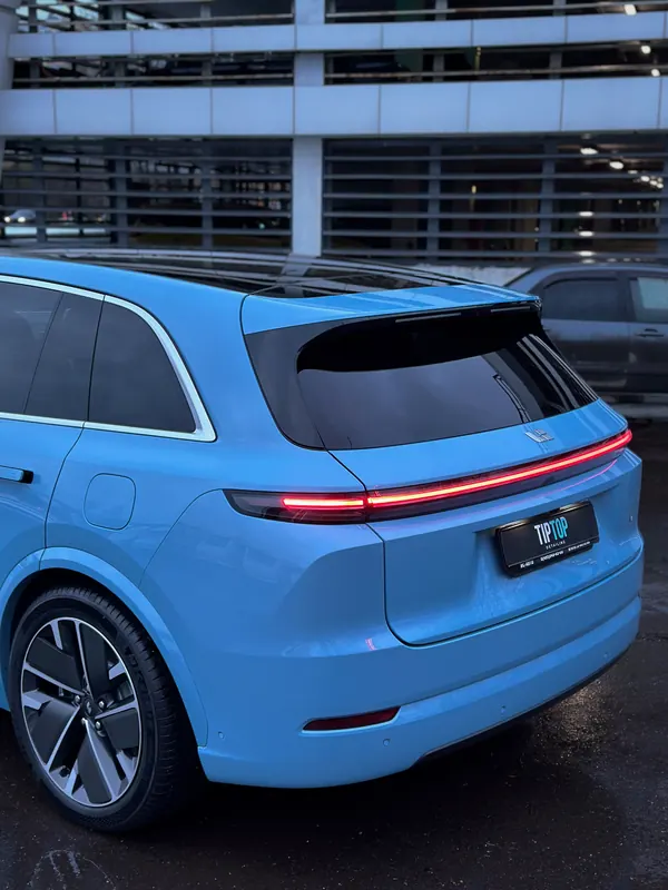 Li Auto L7. Голубой кузов под прозрачной глянцевой плёнкой