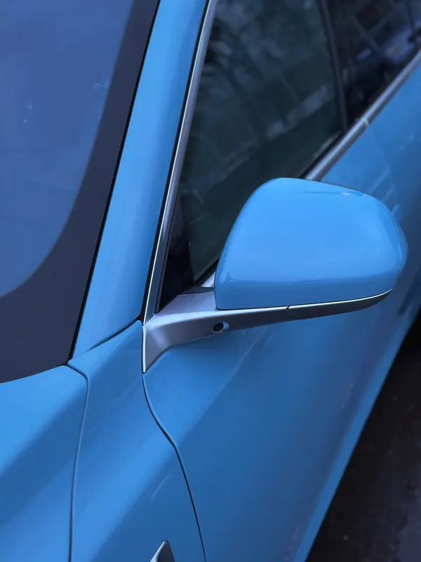 Li Auto L7. Зеркало и стойка после сборки