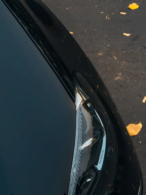Mercedes-Benz E450. Край фары и крыла после оклейки