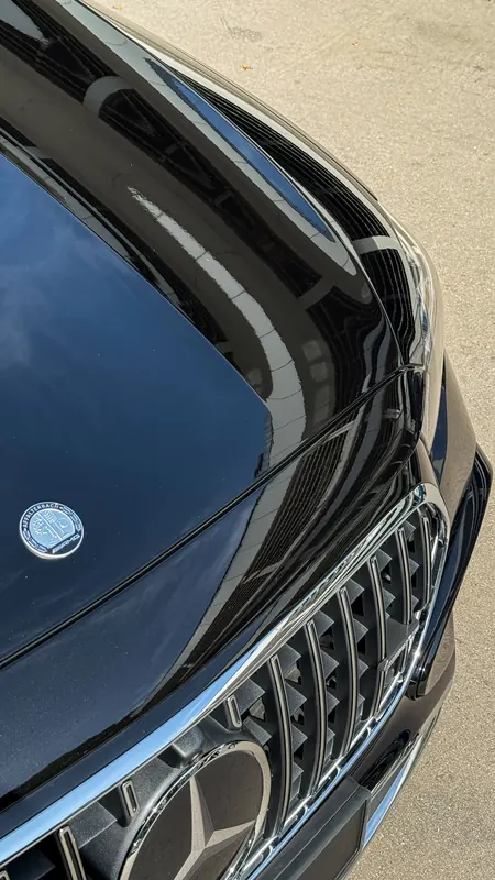 Mercedes-Benz E53 AMG. Капот под плёнкой