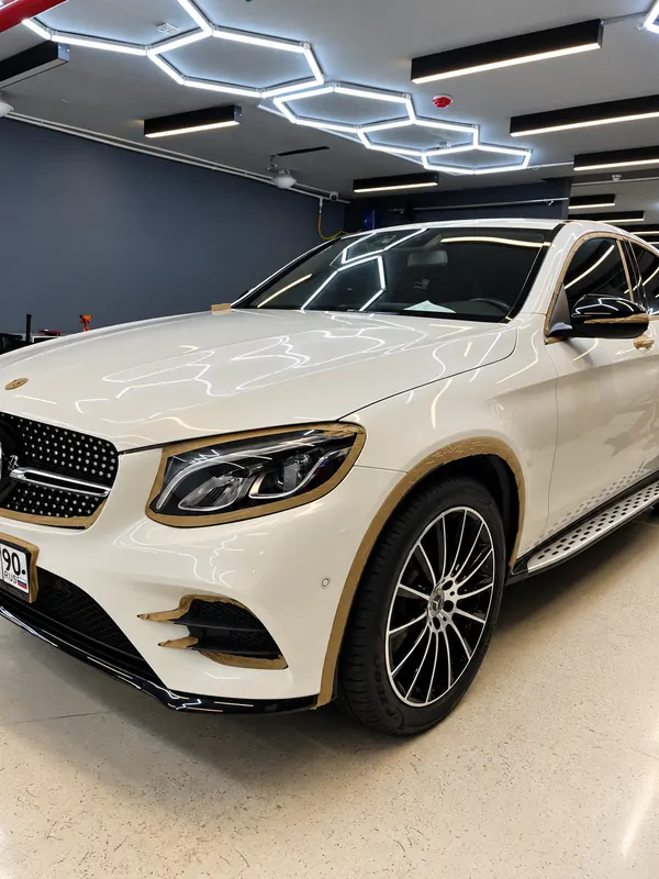 Mercedes-Benz GLC Coupe. Деликатные зоны под малярным скотчем перед полировкой