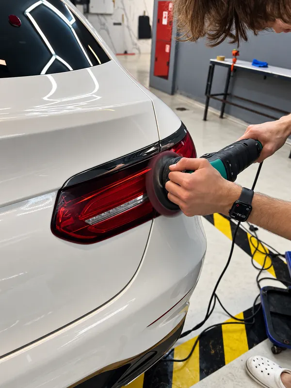 Mercedes-Benz GLC Coupe. Полировка крыла у фонаря