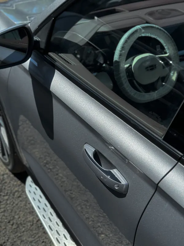 Geely Monjaro. Стойка двери под плёнкой
