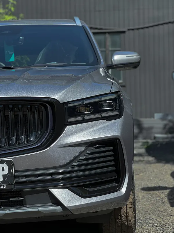 Geely Monjaro. Капот, фары и крылья под плёнкой