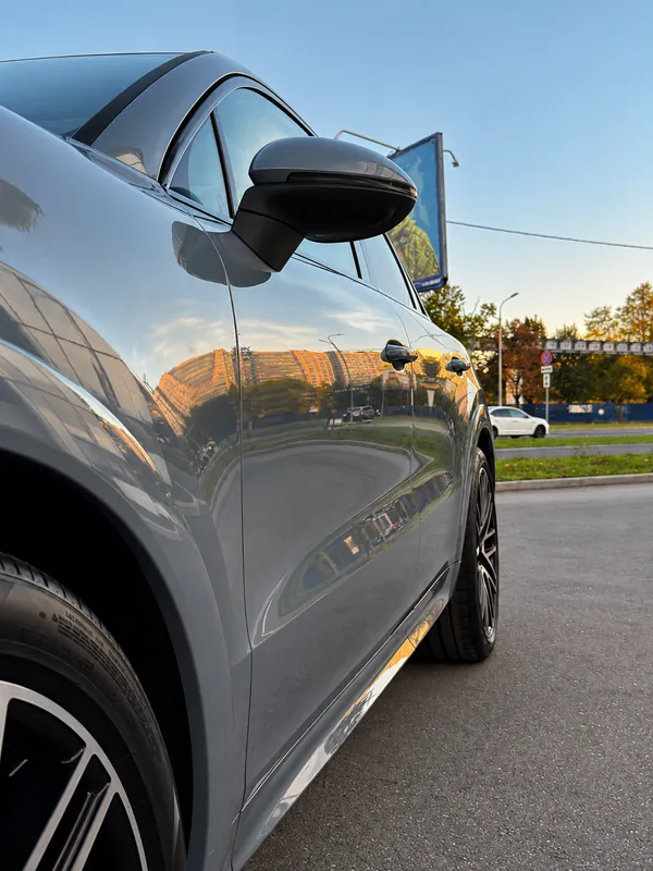 Porsche Cayenne Turbo S. Отражения на двери